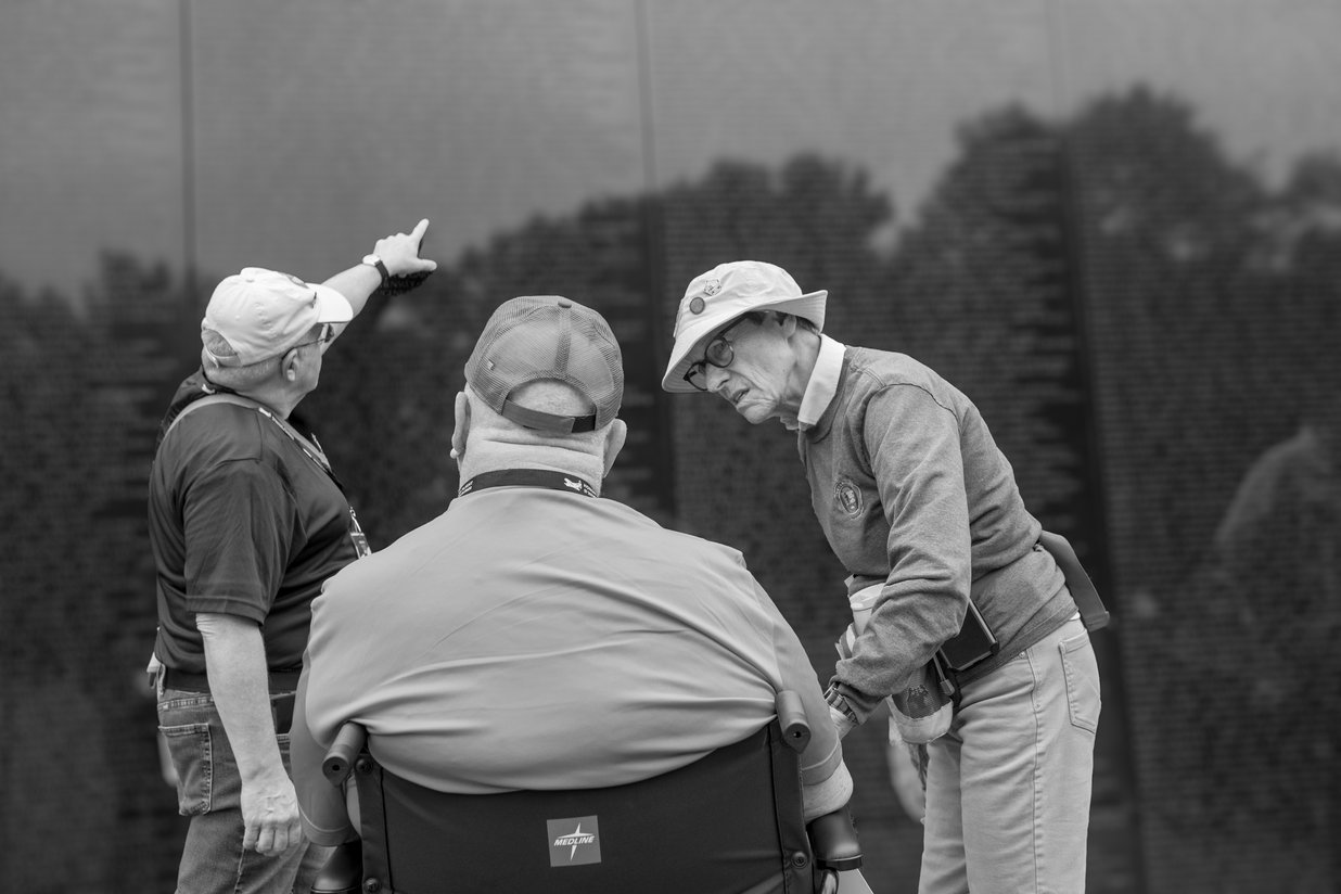Veterans reading the names at the Vietnam Veterans Memorial, Perfectionshoots military and veteran event photography